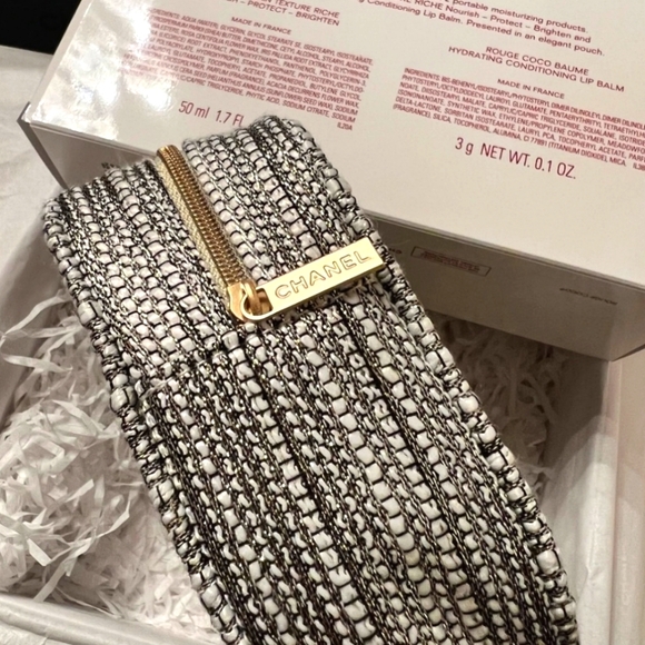 CHANEL 2022 SILVER GOLD TWEED COSMETIC BAG Pouch HOLIDAY LIMITED EDITION NEW - Picture 4 of 7